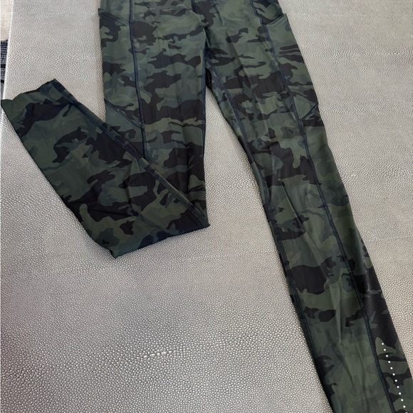 Lulu Lemon Work Out leggings - Picture 2 of 4